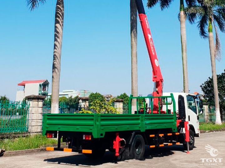 Xe tải cẩu Isuzu NQR75LE5 gắn cẩu Unic URV344 nâng hàng hiệu quả, phù hợp vận chuyển chuyên nghiệp.