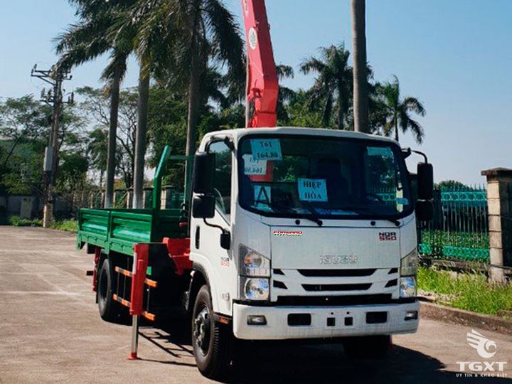 Xe tải cẩu Isuzu NQR75LE5 gắn cẩu Unic URV344, nâng hàng chuyên nghiệp, tải trọng 4.6 tấn.