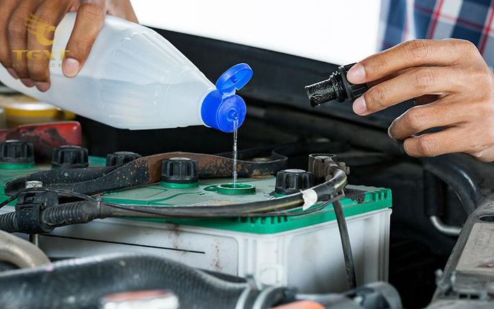 Ảnh mô tả loại ắc quy phù hợp cho xe tải, gồm ắc quy khô và ắc quy nước với công nghệ AGM, phù hợp cho vận chuyển bền bỉ.