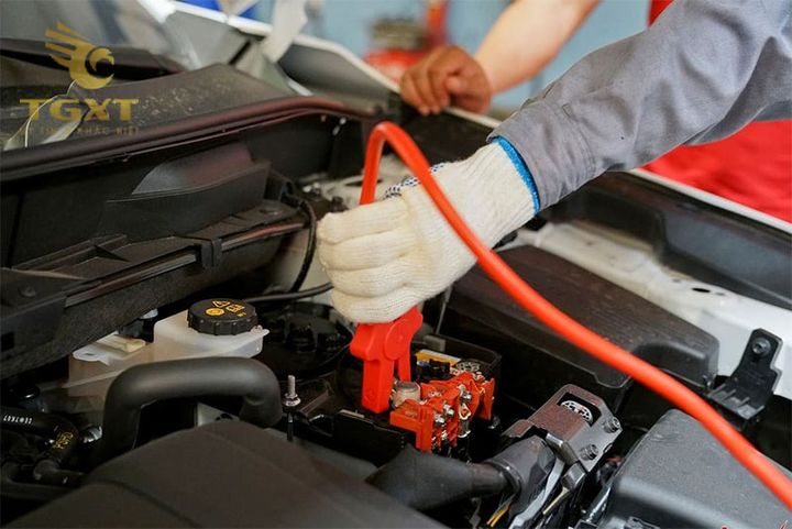 Ảnh xe tải với ắc quy khô và nước, công nghệ AGM tối ưu cho hiệu suất vận hành cao.