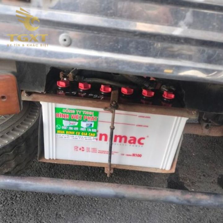 Hình ảnh hướng dẫn chọn ắc quy phù hợp cho xe tải, đảm bảo hiệu suất vận hành cao.