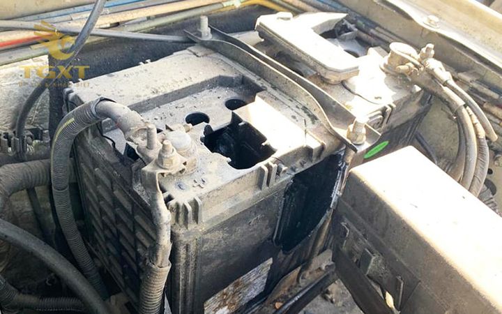Xe tải với ắc quy mới - Đảm bảo hoạt động liên tục, ổn định.