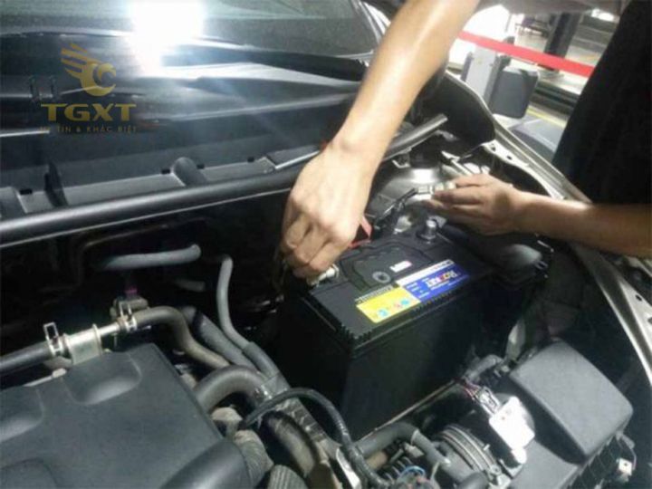 Hướng dẫn cách câu bình ắc quy xe tải an toàn và hiệu quả khi hết điện giữa đường.