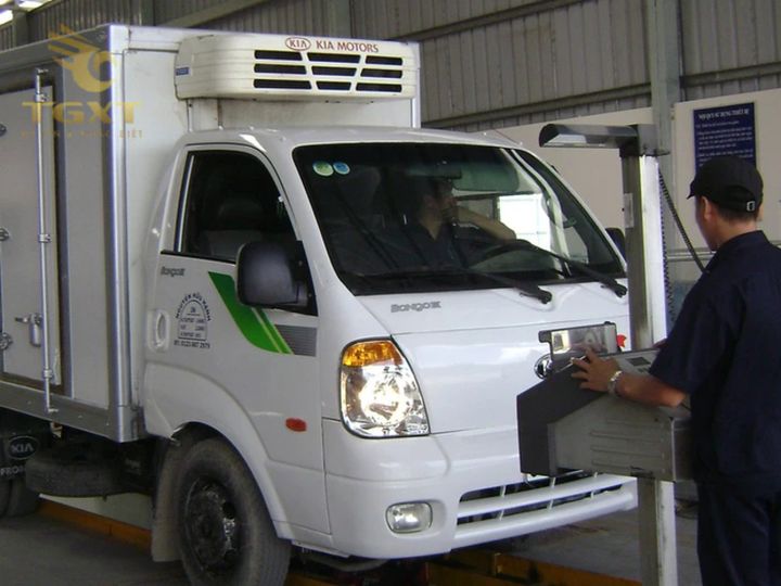 Xe tải trong môi trường vận chuyển hàng hóa tại Việt Nam, phù hợp với luật giao thông mới 2025.