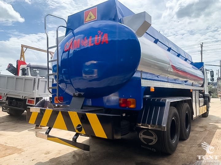 Xe tải bồn chở hóa chất Hino FL8JT8A 10 Khối, tiêu chuẩn Euro 5, vận hành ổn định.