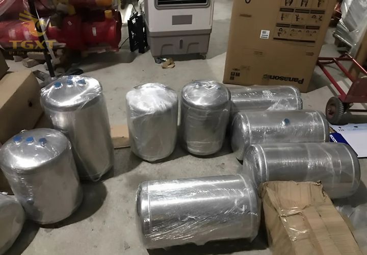 Hình ảnh phản ánh tác hại của nhíp hỏng hoặc lắp sai cách trên xe tải.