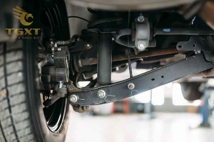 Dấu hiệu nhận biết giảm xóc xe tải bị hỏng gồm tiếng ồn và rung lắc, giúp tài xế xử lý kịp thời để đảm bảo an toàn và hiệu suất xe.