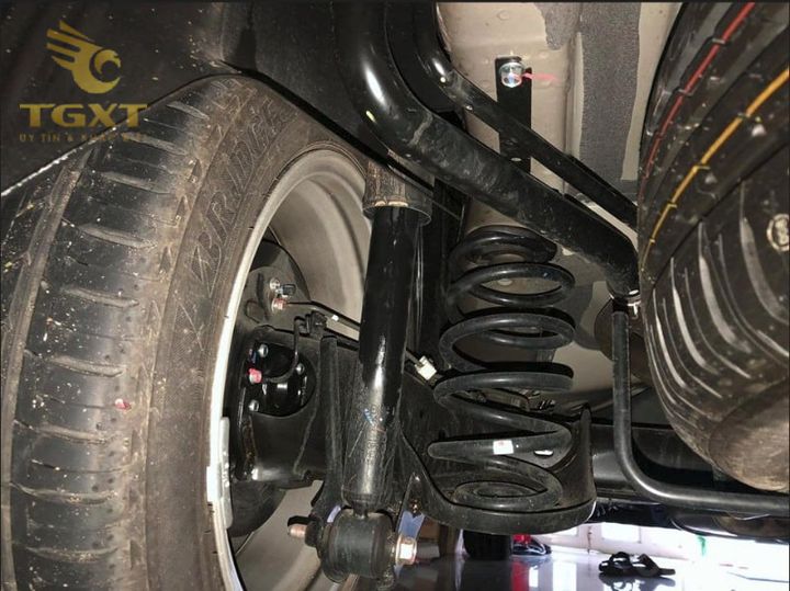 Hình ảnh xe tải đang chạy ổn định, tập trung vào hệ thống giảm xóc.