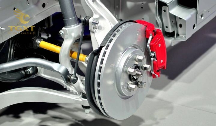 Xe tải đang được nâng cấp hệ thống giảm xóc tại cửa hàng phụ tùng uy tín.