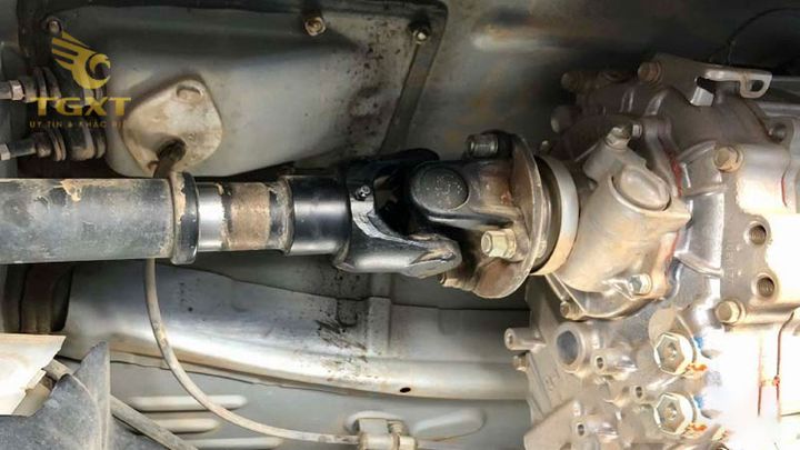 Dấu hiệu hư hỏng trục láp xe tải với tiếng ồn và rung lắc.