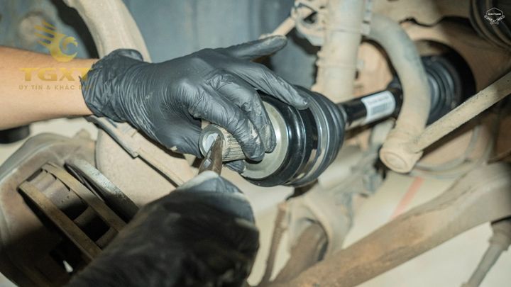 Hướng dẫn thay trục láp xe tải đúng kỹ thuật, an toàn, hiệu quả