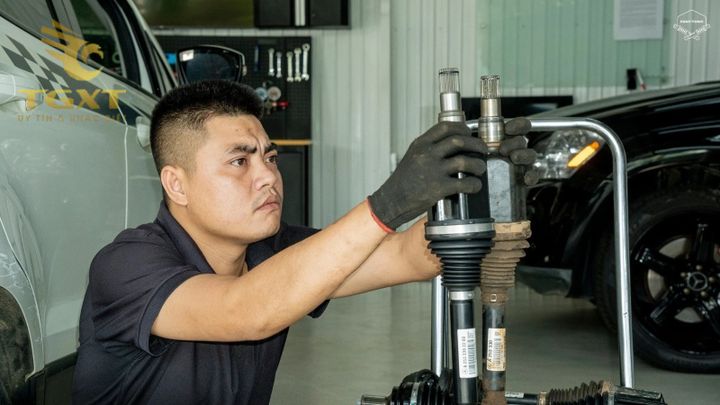 So sánh trục láp xe tải và xe con, nhấn mạnh độ bền và vật liệu khác biệt để phù hợp từng loại phương tiện.