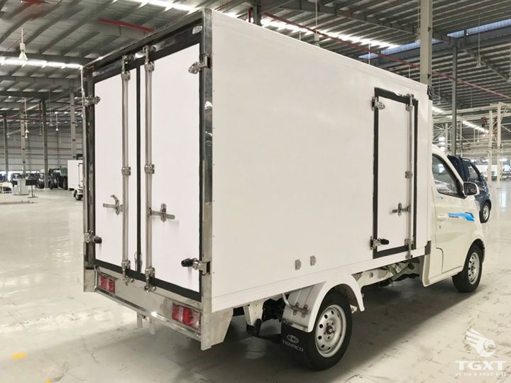 Xe tải Teraco Tera 100S E5 930 Kg, thùng kín composite, động cơ Mitsubishi bền, tiết kiệm nhiên liệu 7-8 lít/100km, phù hợp nội thành.