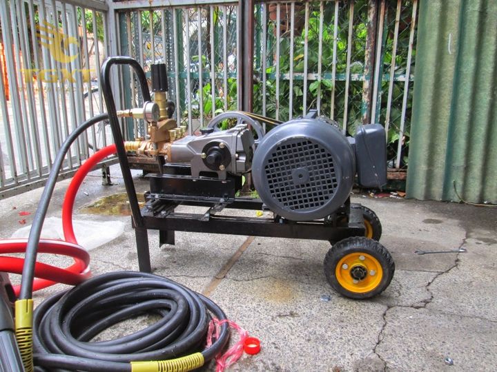 Máy rửa xe chuyên dụng cho xe tải với thiết kế công suất lớn, công nghệ tự động hóa cao, giúp làm sạch hiệu quả, tiết kiệm thời gian và chi phí.