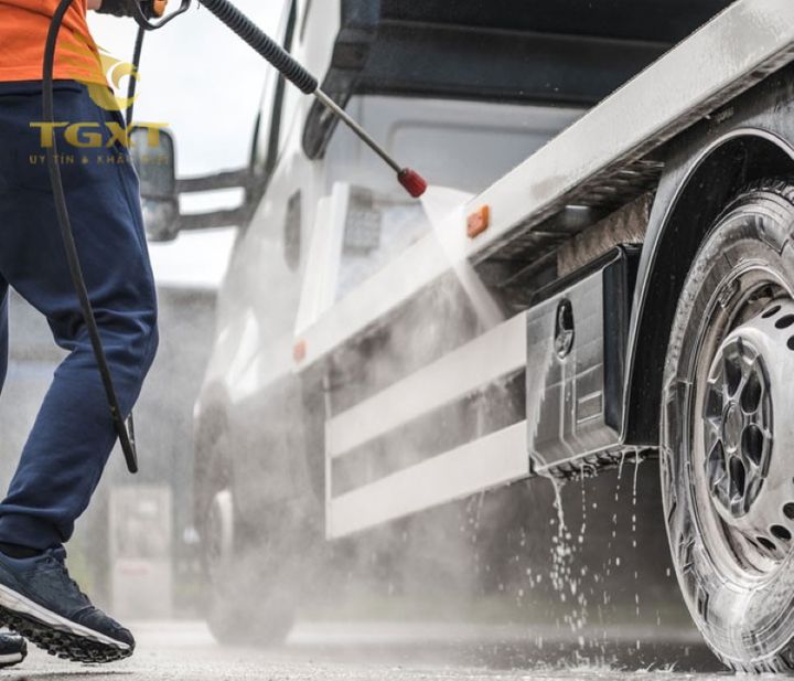 Máy rửa xe tải chuyên dụng công suất lớn, hiện đại, giúp tiết kiệm thời gian và chi phí trong vệ sinh xe tải.
