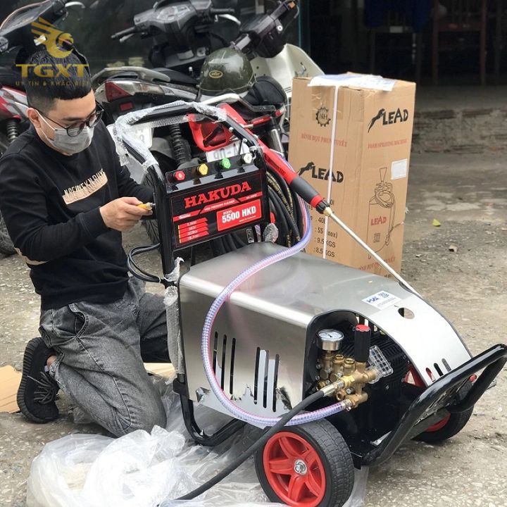 Máy rửa xe cao áp 5KW Hakuda HKD-5500 dùng trong gara xe tải, hiệu quả làm sạch cao, tiết kiệm thời gian.