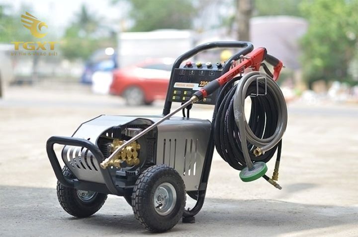 So sánh máy rửa xe chạy điện và chạy xăng, lựa chọn tốt nhất cho gara xe tải.