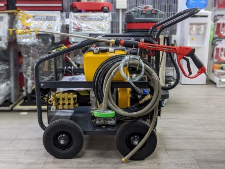 Máy rửa xe chạy điện và chạy xăng phù hợp cho gara xe tải, giúp làm sạch nhanh chóng, nâng cao hiệu quả công việc.