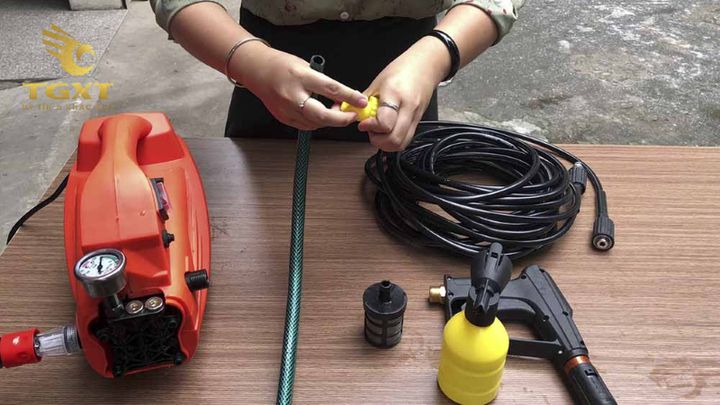 Hướng dẫn sử dụng máy rửa xe đúng cách, bảo vệ thiết bị, làm sạch phương tiện hiệu quả, phù hợp cho máy rửa xe gia đình, máy rửa xe cao áp và mini.