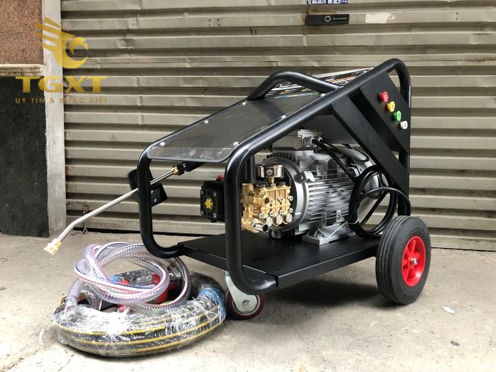 Hình ảnh mô tả các lỗi thường gặp ở máy rửa xe như tụt áp, rò rỉ van, và tiếng ồn lớn, kèm theo hướng xử lý hiệu quả.