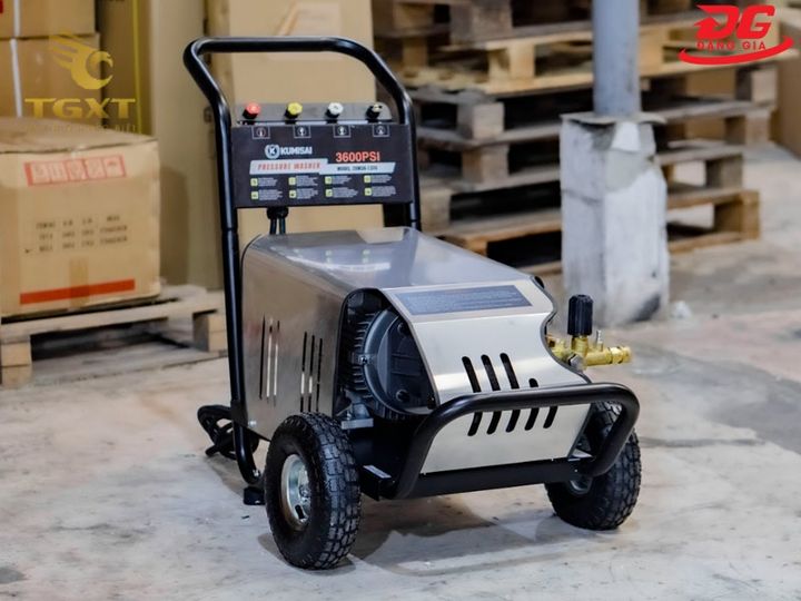 Xe tải đang được rửa sạch bằng máy rửa xe chuyên dụng, đảm bảo hiệu quả và chất lượng cao.