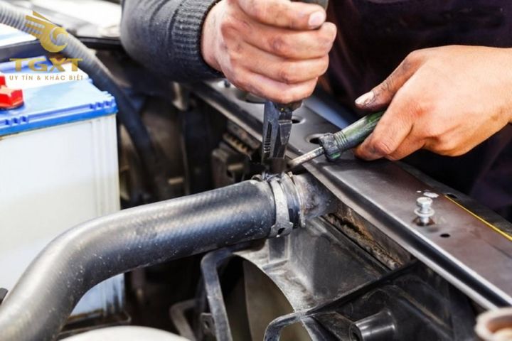 Dấu hiệu bình nước làm mát xe tải hư hỏng sớm giúp tránh quá nhiệt động cơ.