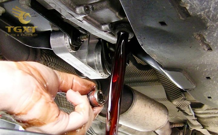 Hình ảnh xe tải cùng dầu hộp số, minh họa thời điểm thay dầu phù hợp.
