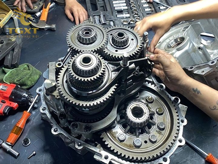 Hướng dẫn thay dầu hộp số xe tải đúng kỹ thuật để kéo dài tuổi thọ và vận hành êm ái.