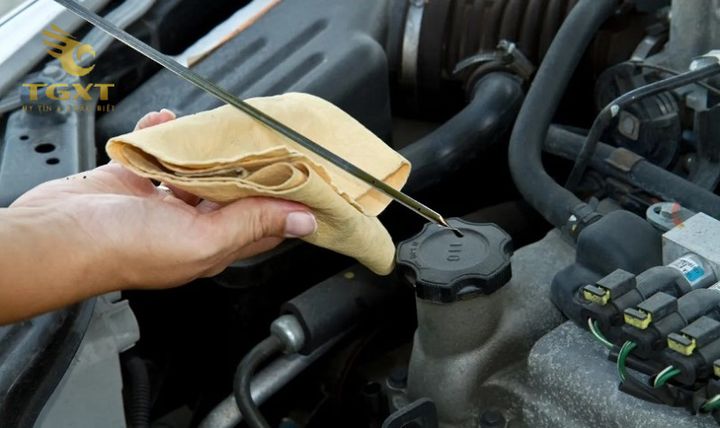 Kiểm tra mức dầu hộp số xe tải để bảo trì hệ thống truyền động