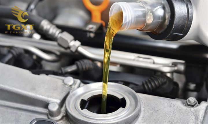Xe tải đang di chuyển trên đường, nổi bật với dầu hộp số chất lượng cao.