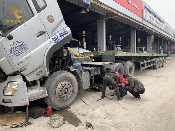 Xe tải đang được bảo dưỡng để tăng tuổi thọ và hiệu quả hoạt động.