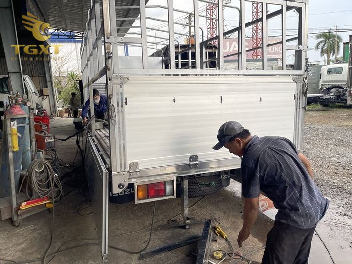 Thùng xe tải đang được bảo trì và bảo dưỡng đúng cách để nâng cao hiệu suất vận chuyển.