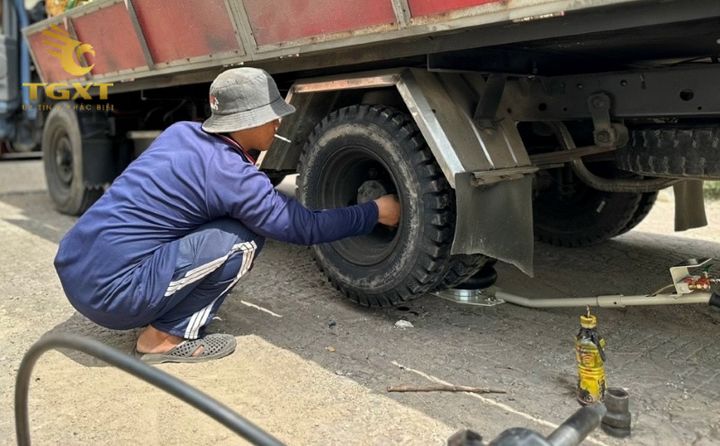 Vật lý dịch vụ vá xe tải lưu động tiện lợi, nhanh chóng, hỗ trợ 24/7, giảm thiểu rủi ro & chi phí.
