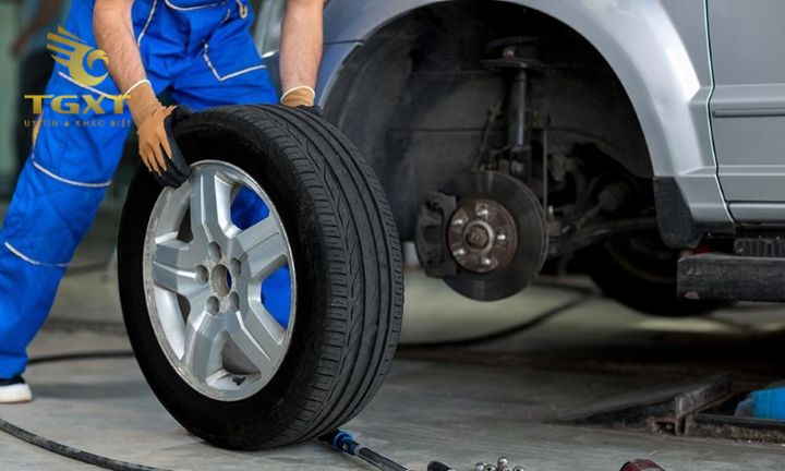 Xe tải đang nhận dịch vụ vá lốp lưu động, nhanh chóng và tiện lợi.