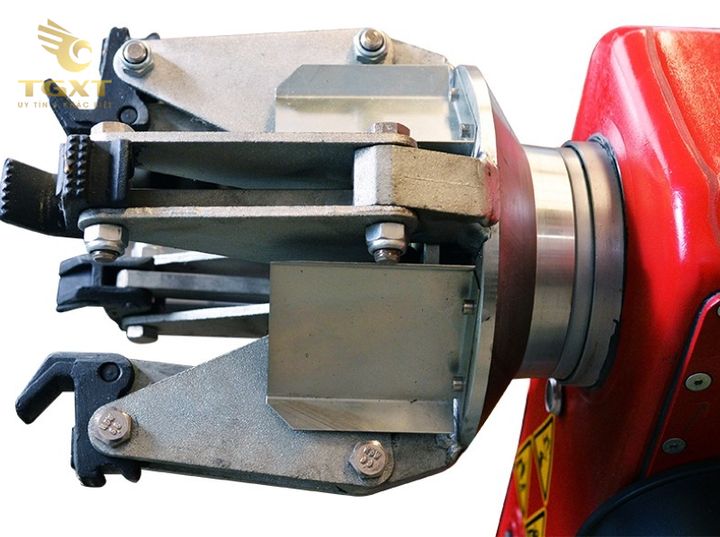 Hình ảnh mô tả cấu tạo và nguyên lý hoạt động của máy ra vào lốp, thiết bị quan trọng trong gara sửa chữa xe hiện đại.