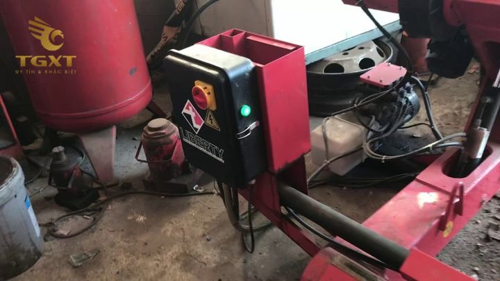 Hướng dẫn an toàn vận hành máy ra vào lốp xe tải, đảm bảo hiệu quả và an toàn tối đa.