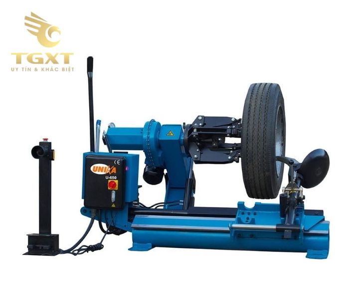 Máy ra vào lốp xe tải đa thương hiệu tại Việt Nam, phù hợp cho dịch vụ gara phát triển mạnh.