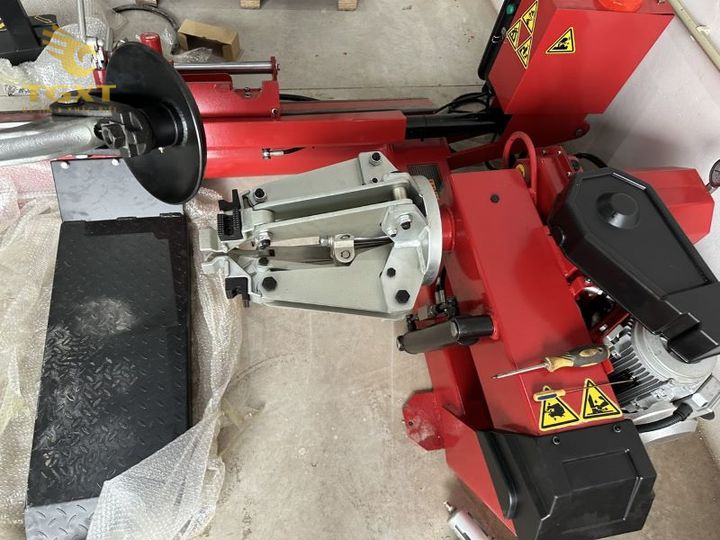 Xe tải trong gara với máy ra vào lốp đang được bảo trì chuyên nghiệp.