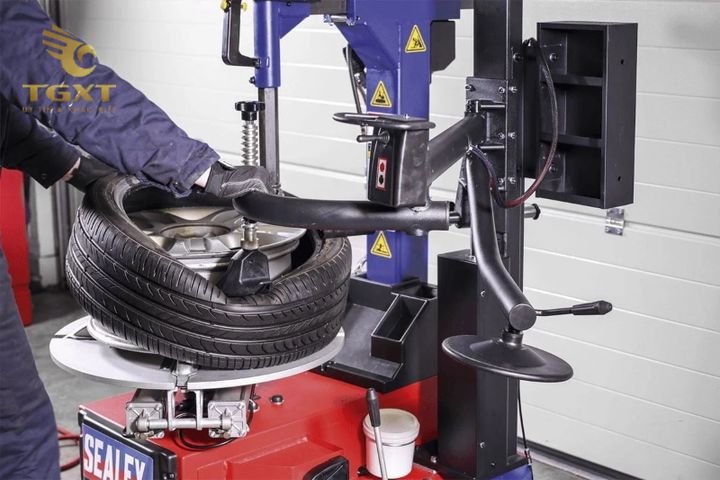 So sánh máy ra vào lốp xe ô tô du lịch và tải trọng trong sửa chữa ô tô.