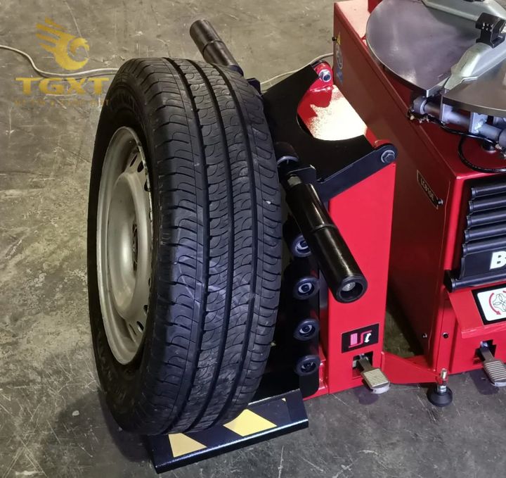 Máy ra vào lốp xe tải và xe ô tô du lịch, thiết bị sửa chữa xe chuyên nghiệp, an toàn, hiệu quả.