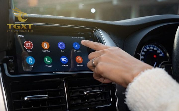 Hình ảnh kết nối Bluetooth với màn hình ô tô, tăng tiện ích cho xe tải hiện đại.