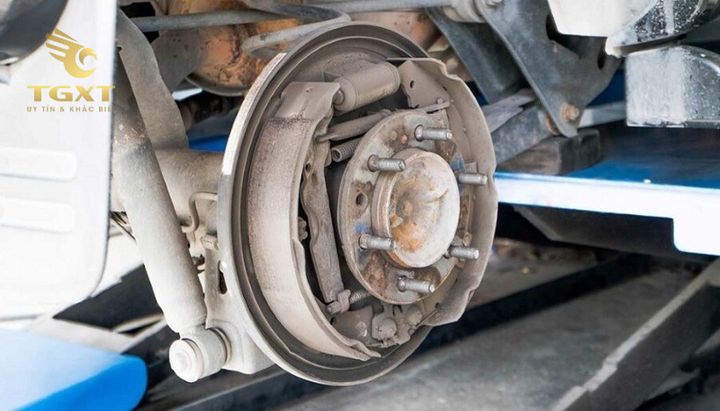 Biểu hiện cảnh báo hệ thống phanh xe tải gặp sự cố, hình ảnh minh họa an toàn lái xe.
