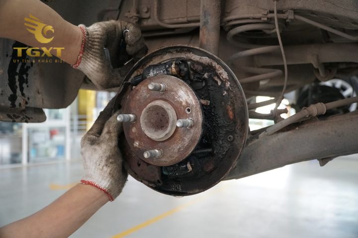 Dấu hiệu cảnh báo phanh xe tải gặp vấn đề, tiếng kêu bất thường và rò rỉ dịch phanh cảnh báo nguy hiểm.