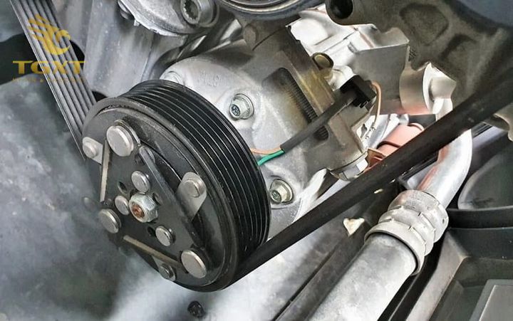 Hình ảnh dấu hiệu lốc lạnh xe tải hỏng, cảnh báo sớm cho tài xế.
