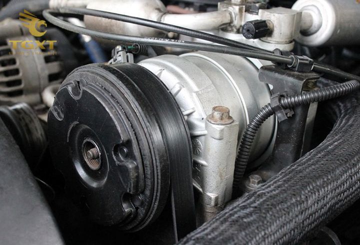 Xe tải trong trạng thái đang kiểm tra lốc điều hòa có tiếng kêu bất thường.