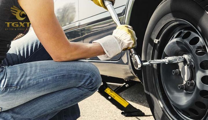 Hướng dẫn siết ốc tắc kê đúng lực cho xe tải, an toàn và chính xác.