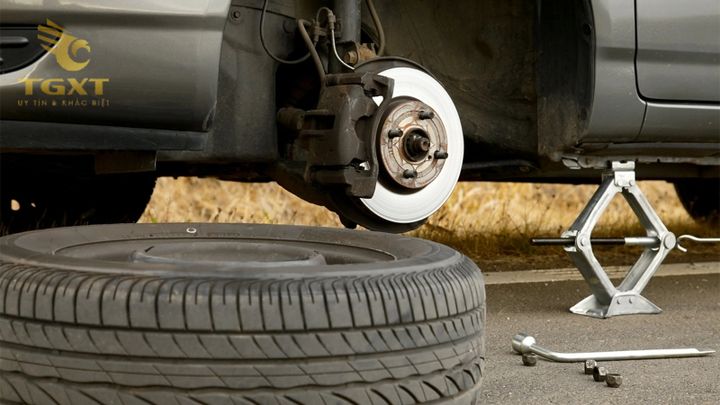Ốc tắc kê xe tải bị mất hoặc gãy gây nguy hiểm cao, có thể dẫn đến tai nạn. Tìm hiểu cách nhận biết và phòng tránh để bảo vệ an toàn trên đường.