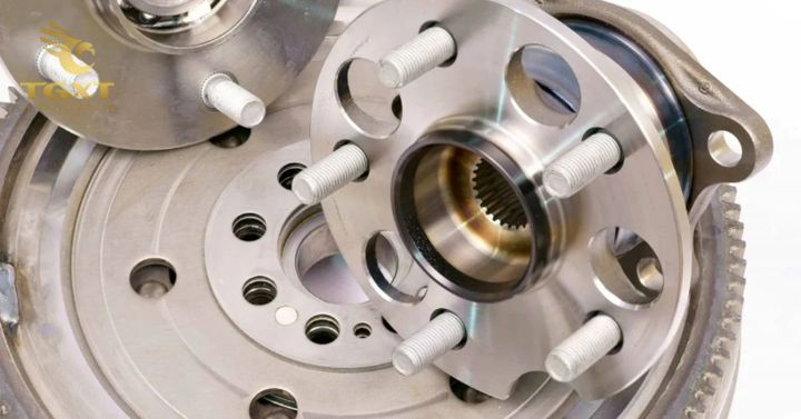 Cảnh báo nguy hiểm khi mất hoặc gãy ốc tắc kê xe tải, dễ gây tai nạn nguy hiểm.