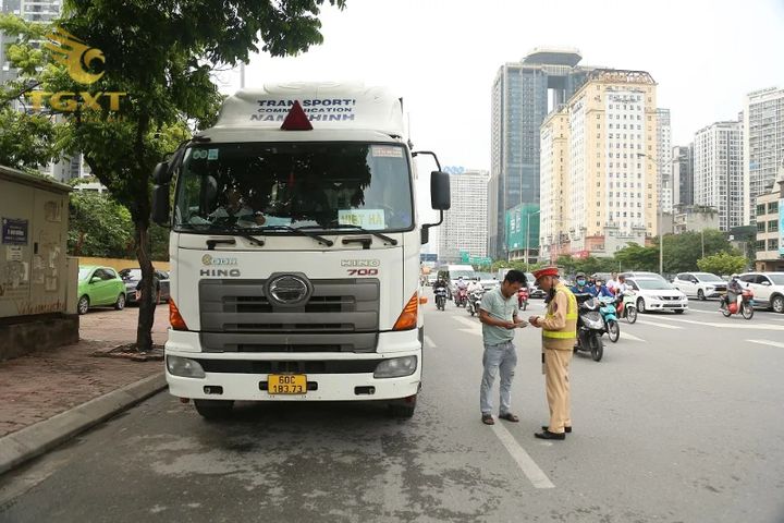 Luật giao thông mới tác động đến xe tải tại Việt Nam từ 2025.