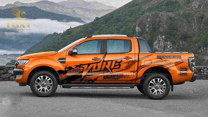 Xe tải trang trí decal cá tính, nổi bật, thu hút mọi ánh nhìn.